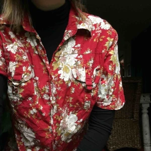  - Cool oversized retro-blusklänning. Fin att styla med något layered under. Möter upp i Malmö/Lund eller fraktar mot kostnad.