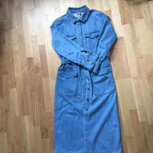  - SÅ FIN jeansklänning från H&M. Knappar och skärp med tortoisemönstrad plast. Utility-fickor på framsidan. Slutar typ två decimeter upp på vaden på mig som är 165 cm. 