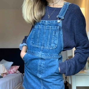  - Säljer denna urgulliga jeans hängselkjol från Urban outfitters jeansmärke BDG, då den aldrig kommit till användning. Så fin med kanske en polotröja under, eller något liknande. Strlk XS men passar lätt en S.