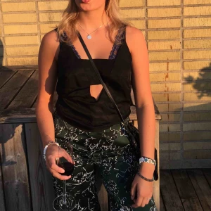  - Snyggt festlinne från NAKD! Använd 2 gånger. 