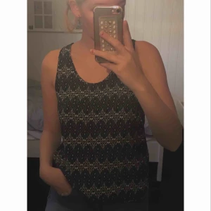  - Mönstrat linne. Grönt/vitt/svart