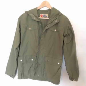 - Klassisk militärgrön jacka från Fjällräven! Kan skicka (köpare står för frakt) eller mötas upp i Uppsala. 