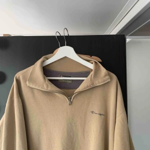  - Tröjan är märkt med XXL men passar alla beroende på vilken passform man söker, jag är vanligtvis en S men har haft denna tröja extremt oversized vilket jag gillar. En fläck på vänsterarmen kolla bild 3.   Frakt tillkommer, kan även mötas i Stockholm. 