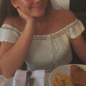  - Sjukt söt stickad croptop från h&m, använd ett fåtal gånger. Justerbart band, en missfärgning inuti tröjan men det märks inte när tröjan är på! Frakt tillkommer🦋 Kolla gärna in mina andra annonser🕊