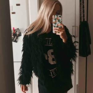  - Svart fluffig jacka från Gina Tricot. Välanvänd men i bra skick.