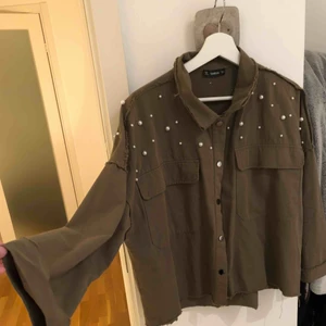  - Varsamt använd jacka från SHEIN. Superbra kvalité men har tyvärr inte kommit till användning! Frakt går på ca 60kr!