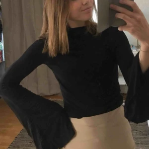  - Samma modell som den gröna Halv polokrage med utsvängda armar som täcker nästintill hela mina händerna (är 158cm) Strl XS men passar nog en S oxå Normalskick på den Frakten står köparen för