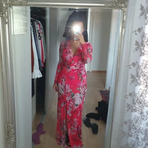  - Klänning från Nelly aldrig använt, väldigt fint skick med djup urringning och öppning vid benen :)