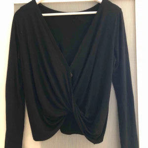  - Svart tröja med fin rygg, använt 3/4 gånger men ändå väldigt bra skick. 