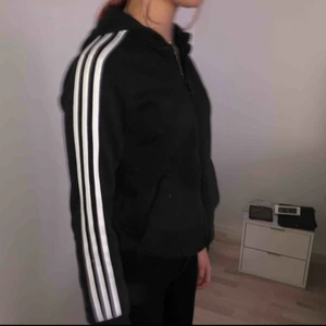  - En snygg klassisk  adidas kofta bra skick liten i storleken 