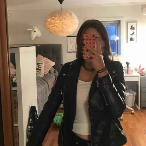  - En snygg skinnjacka (inte äkta skinn) i storlek XS som har rosé detaljer. Köpare står för frakt