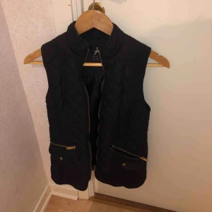  - Säljer nu min väst strl 34, kommer ej till användning. Köparen står för frakt annars möts upp i gbg