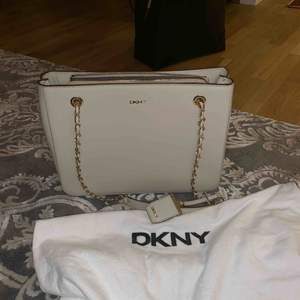 Säljer denna äkta DKNY-väska med gulddetaljer p.g.a. har alldeles för många väskor. Väskan är i väldigt fint skick, enbart använd vid två tillfällen. Ej prutbart pris. Möts upp i centrala Göteborg, annars får köparen stå för frakten (skickar spårbart).