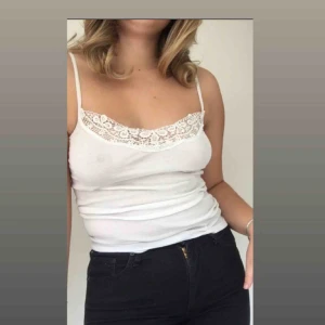  - Sött linne från Vero moda med spetsdetaljer upptill🌸 Pris kan diskuteras, frakt tillkommer på ca 20 kr☺️