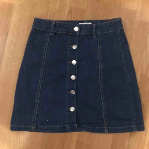  - jeanskjol från Gina med knappar, om du vill se kjolen på så är det bara att skriva:) fraktkostnaden kan diskuteras 💙💙💙