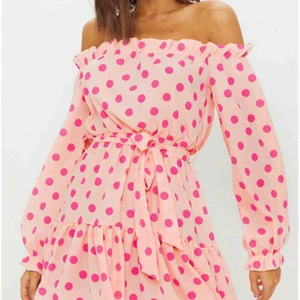  - Helt ny klänning beställd från Pretty Little Thing. Fortfarande inpackad i påsen. Säljes då jag fick två likadana. 