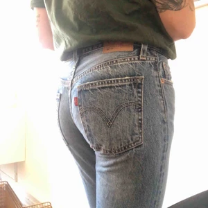  - Snygga 501 ct. Storlek W24L32.  Modell boyfriend cropped, låg midja.  Jag brukar ha strl 26/27 i jeans men dom sitter perfekt i strl 24, tight om rumpan och lite lösa för övrigt. 