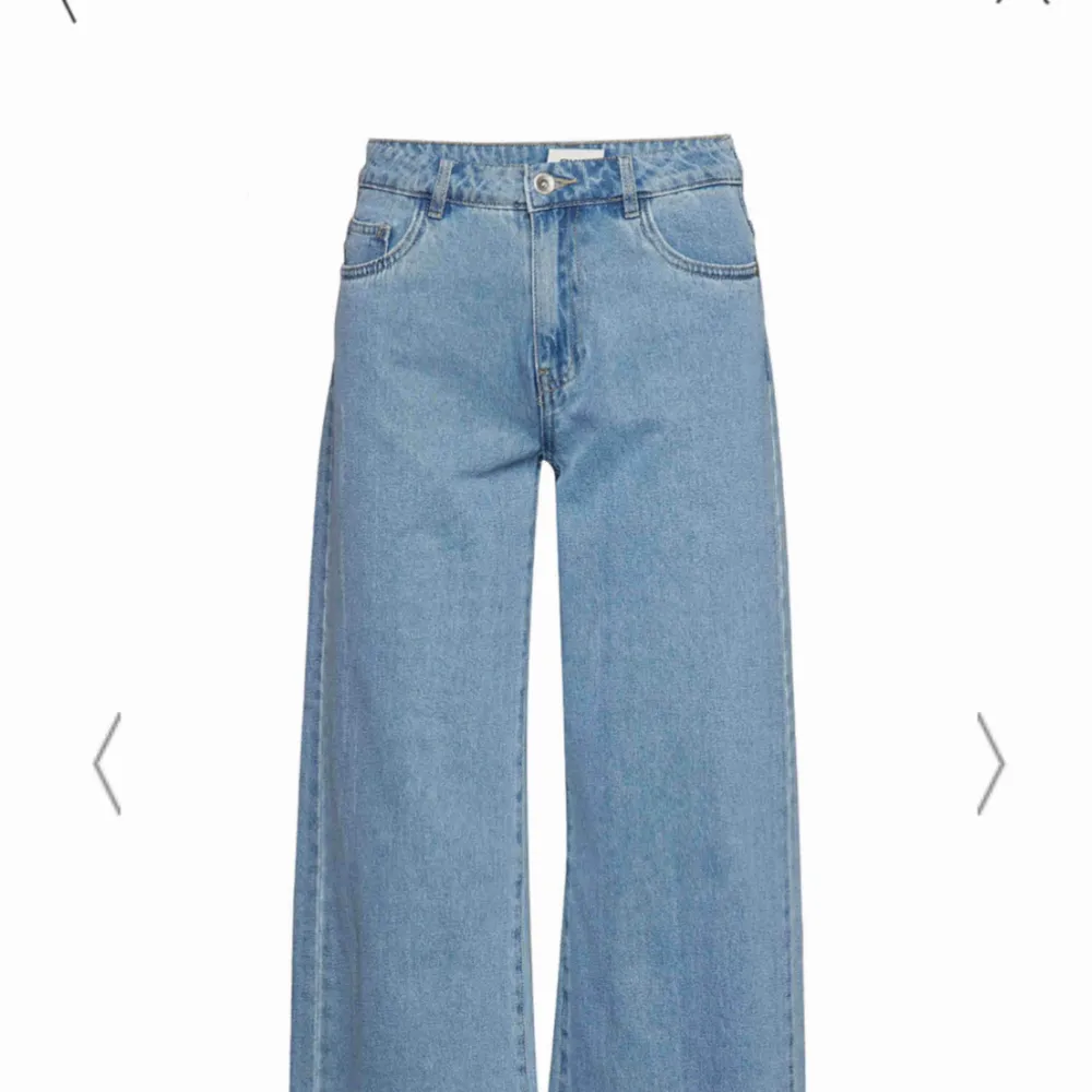 Helt nya vida jeans med lappar kvar från only . Jeans & Byxor.