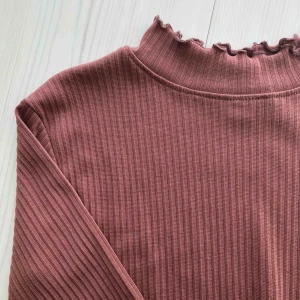  - Tröja med spänne nertill så att den får en tight passform som inte knölar sig vid byxkanten. Frakt endast 30 kr!