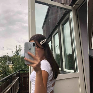 Basic t-shirt - Vit t-shirt med cool rygg.  Älskar denna tröja men tyvärr har den blivit för liten. Super snygg till ett par vida jeans🤩