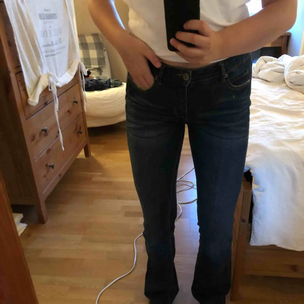 Säljer ett par bootcut jeans i storlek 36 då jag sällan har använt de. Jeansen är ifrån Cubus och säljs ej längre. Köparen står för frakt;). Jeans & Byxor.