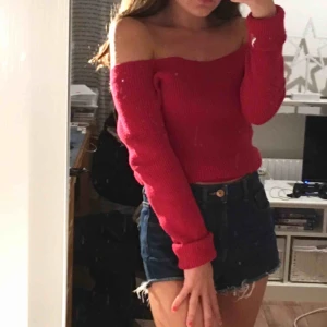  - En röd, stickad/ribbad off-shoulder tröja från Hollister! Sparsamt använd. Säljer den pågrund av att den sitter något för löst för min smak, då jag vanligtvis har xs/s på kläder. 80kr+frakt
