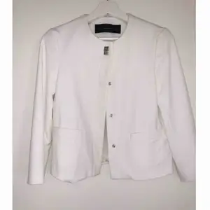 Superfin vit kort kappa/jacka ifrån Zara. Knappt använd så fint skick, inga fläckar eller liknande. 