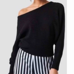  - Svart stickad tröja från nakd. Bra skick, säljer pga inte min stil längre. Köpare står för frakt