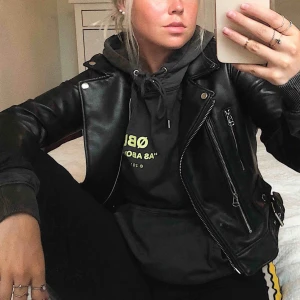  - Säljer min superfin skinnjacka från Zara! Använd bara ett fåtal gånger då jag inte gillar hur den sitter på mig 🖤 Det är en mindre modell så inte särskilt stor på! Pris kan diskuteras vid snabb affär