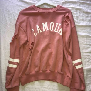  - Rosa beige tröja med slitningar från Gina. knappt använt den säljer den på grund av att det inte är min still och den tar plats i min garderob 