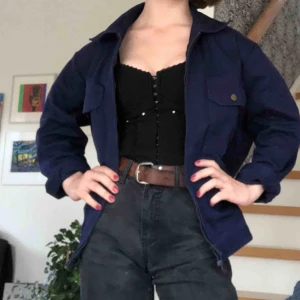  - En lila byggarbetsjacka som jag köpt på stadsmissionen med lappen kvar! Använd en gg