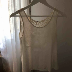  - Vitt linne med "stickad spets" bak. Super snygg till sommaren. Använd fåtal gånger 👍🏼 Köparen står för frakt 💗