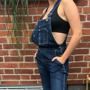  - hängselbyxor från levis köpta på humana men som inte kommer till användning längre. sjukt sköna och lägger sig fint. frakt tillkommer🌞