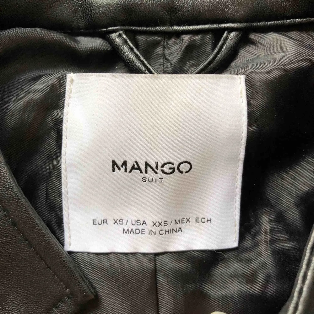 Cool skinnjacka från Mango i fuskskinn. Använd ca 2 ggr. Säljs då den inte kommer till användning. Köpare står för frakt. Jackor.