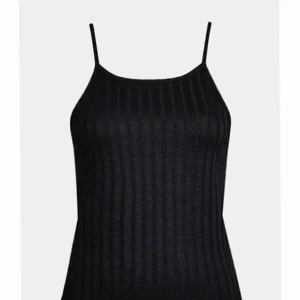  - Helt nytt ribbat linne i svart , ord pris 199:- Modellen heter Tilli Topp Storlek XS Med lapp kvar Kommer från ett djurfritt och rökfritt hem Skickas med post 39:-