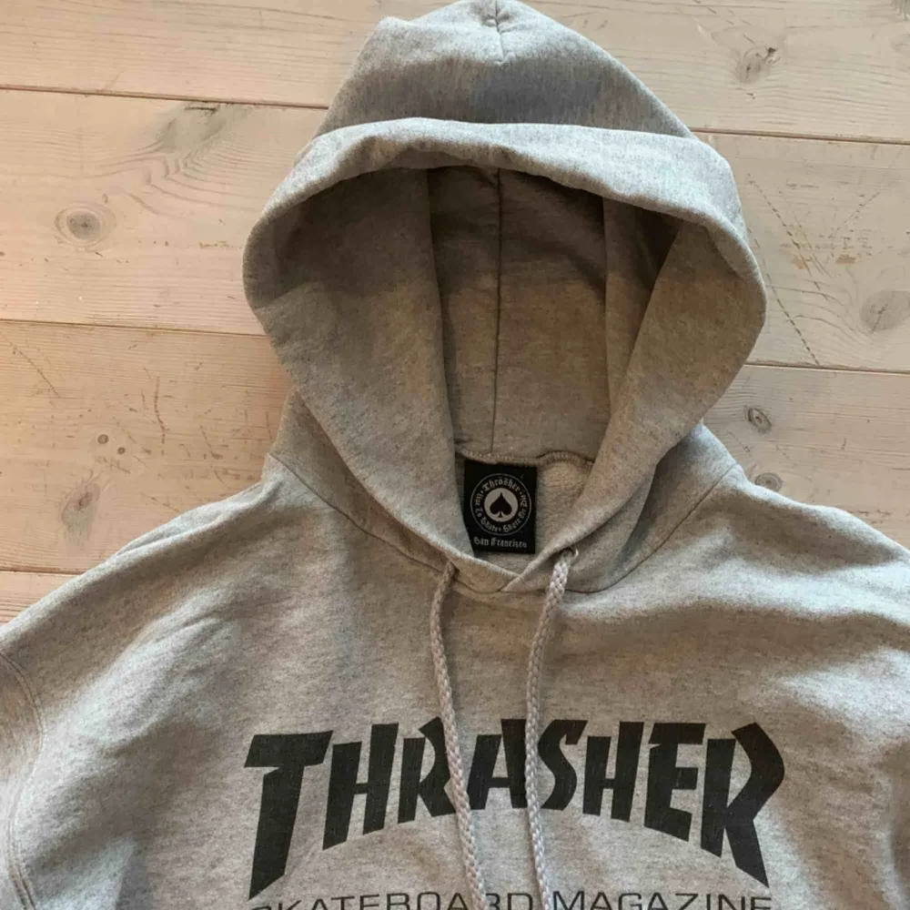 Thrasher-hoodie, använt typ tre gånger max, perfekt skick! Frakten kostar 79kr 🥳. Hoodies.