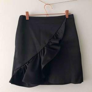 Nästintill oanvänd kjol med volang från H&M köpt för något år sedan. Passar perfekt till hösten med exempelvis tajts under. 💞 Köparen står för frakt. 