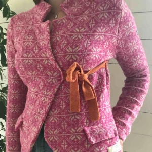  - Fin och älskad kofta i ull från Odd Molly, som fortfarande har mycket kvar att ge.  Frakt tillkommer. 