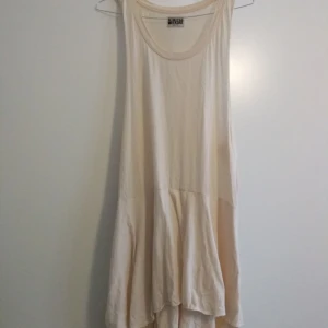  - strl M, lös klänning i svagt off-white/rosa. Kan bäras av S och L tack vare den hängande passformen.