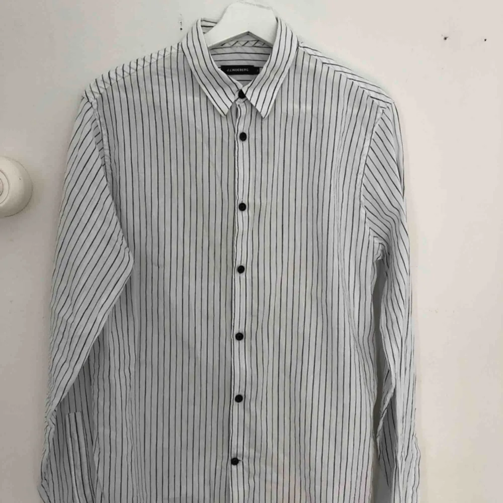 Skjorta från J Lindeberg i storlek M, sparsamt använd. Riktigt bra kvalité. Köptes för 1099kr. Kan hämtas upp i Stockholm annars betalar köparen för frakt (79kr) 😊. Skjortor.