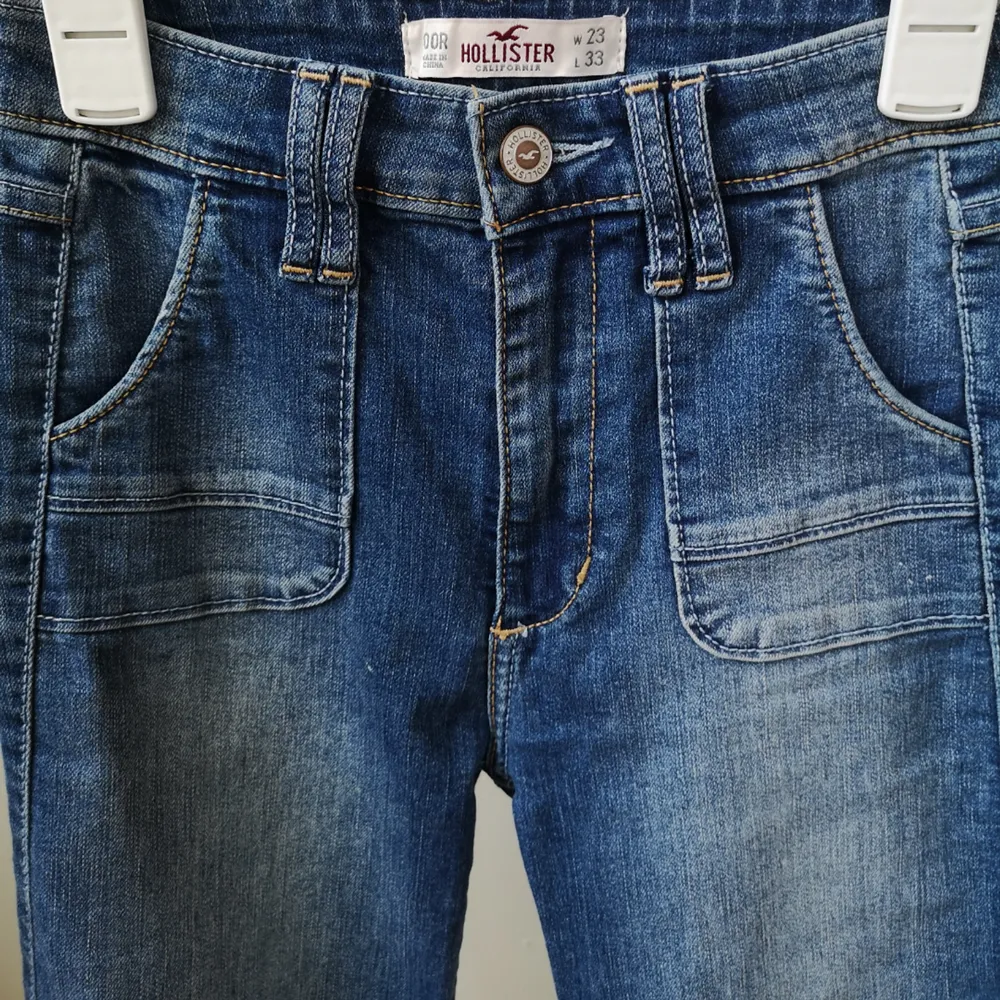 Bootcut jeans från Hollister i fint skick, knappt använda.   L33 Mörkblå tvätt med coola sömmar/ detaljer. . Jeans & Byxor.