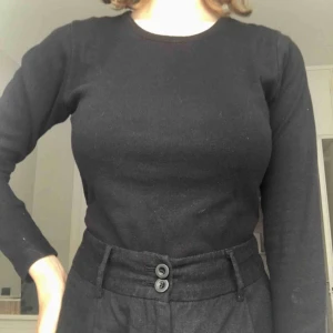  - Fin basic svart tröja från märket Oxford Street. Inte hittat nypris men gissar åt det dyrare hållet. Inte mycket använd, jättefint skick. Passar nog alla mellan XS-L beroende på hur man vill att den sitter. Möts upp i Stockholm eller skickar mot frakt