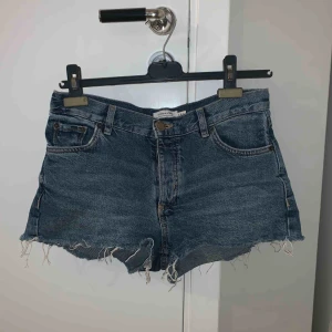  - Jeansshorts i bra skick från & other stories. Nypris ca. 300-400kr.