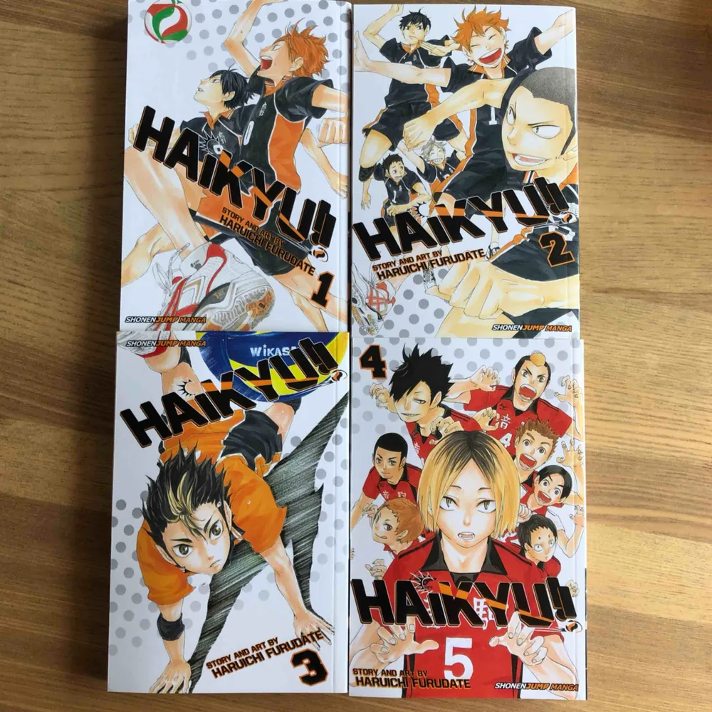 fyra stycken haikyu!! manga på engelska. fint skick🌟70kr styck eller alla för 200. kan mötas i stockholm eller frakta men då står köparen för fraktkostnaderna.. Övrigt.