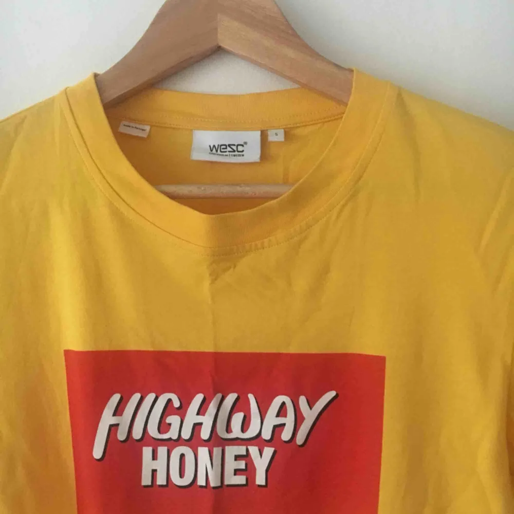 Snygg gul t-shirt från WeSC.  Aldrig använd!  Finns att hämta i Hammarbyhöjden eller skickas mot betalning.. T-shirts.