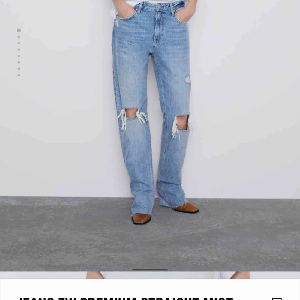 Supertrendiga och efterfrågade jeans från Zara! Dom är lite ljusare i verkligheten än på första bilden. Relativt nya men använda ett par gånger men dom har inga slitningar eller fläckar, alltså bra skick. Säljer pga fel storlek. Slutsålda på hemsidan😊. Jeans & Byxor.