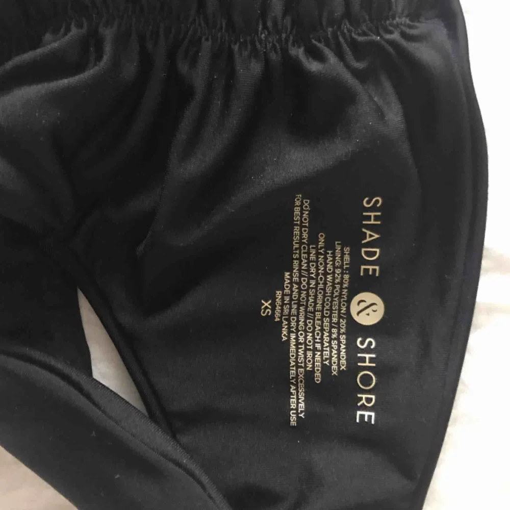 Svarta bikinitrosor i storlek xs ifrån shade&shore. Aldrig använda endast testade men är lite för små därför säljer jag dem💖frakt tillkommer💖. Övrigt.