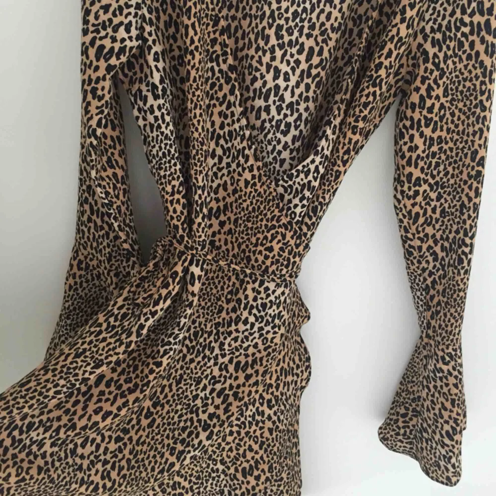 Omlottklänning med leopard mönster. Älskar denna men tyvärr för liten. Endast använt två gånger. Storlek 36 men är liten i storleken så passar som en 34. . Klänningar.