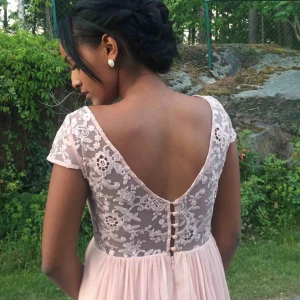  - ”Smuts rosa” spetsklänning från Vila. Endast använd en kväll, därför i väldigt bra skick. Passar perfekt till bal och lite finare tillfällen.  +40 kr frakt.
