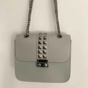  - Grå valentinoinspirerad väska från Chiquelle. Knappt använd. Kan bäras på axeln eller crossbody💕